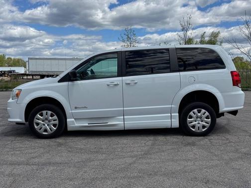 White Knuckle Clearcoat 2018 Dodge Grand Caravan SE