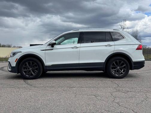 White 2022 Volkswagen Tiguan 2.0T SE 4MOTION
