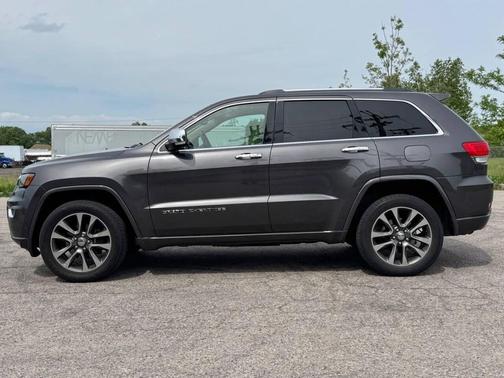 Granite Crystal Metallic Clearcoat 2017 Jeep Grand Cherokee Overland