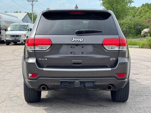 Granite Crystal Metallic Clearcoat 2017 Jeep Grand Cherokee Overland