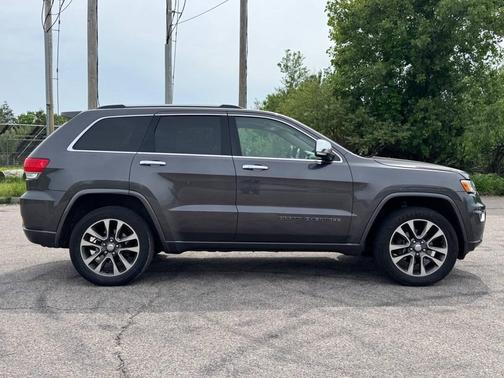 Granite Crystal Metallic Clearcoat 2017 Jeep Grand Cherokee Overland