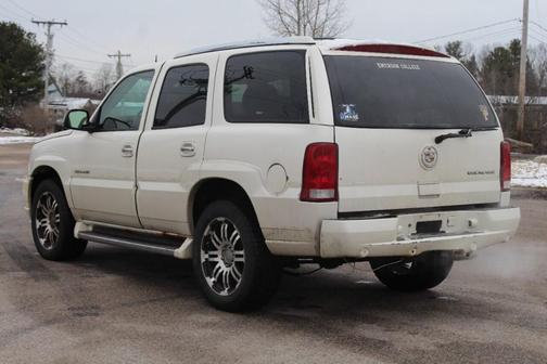 Photo 3 of 30 of 2004 Cadillac Escalade