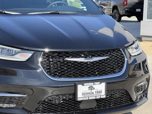 2025 Chrysler Pacifica Hybrid Select