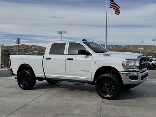 2022 RAM 2500 Tradesman Crew Cab 4x4 6'4' Box