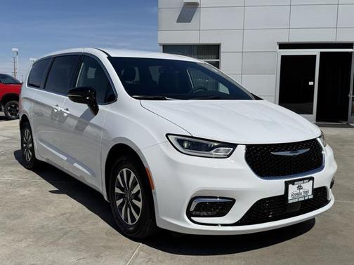 2025 Chrysler Pacifica Hybrid Select