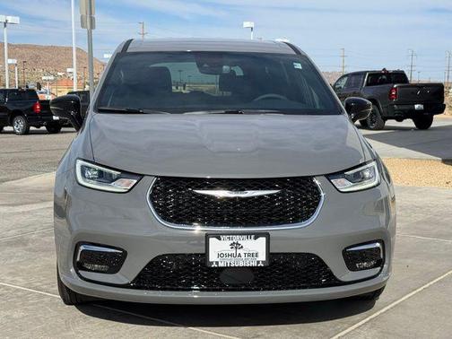 2025 Chrysler Pacifica L