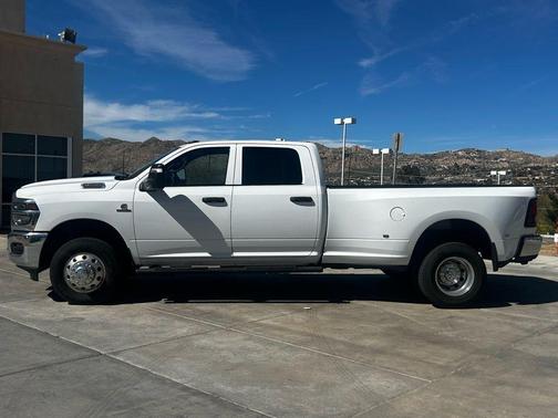 2025 RAM 3500 Tradesman Crew Cab 4x4 8' Box