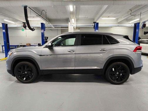 2025 Volkswagen Atlas Cross Sport 2.0T SE w/Technology