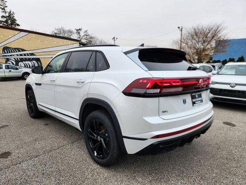 2026 Volkswagen Atlas Cross Sport 2.0T SEL R-Line Black