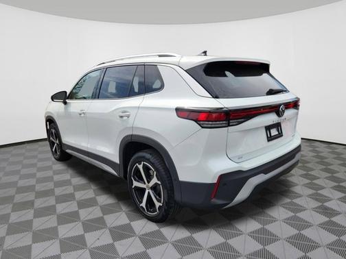 Pure White 2025 Volkswagen Tiguan 2.0T SE