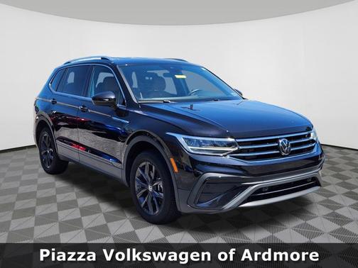 Deep Black Pearl Effect 2024 Volkswagen Tiguan 2.0T SE
