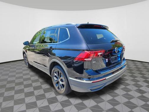 Deep Black Pearl Effect 2024 Volkswagen Tiguan 2.0T SE