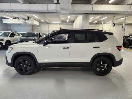 2025 Volkswagen Taos 1.5T SE Black