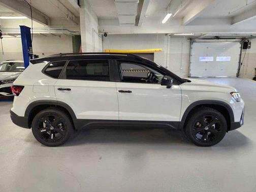 2025 Volkswagen Taos 1.5T SE Black
