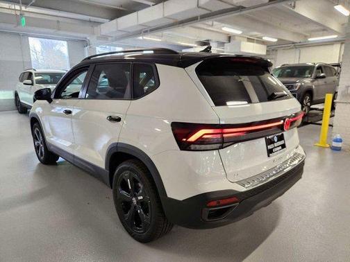 2025 Volkswagen Taos 1.5T SE Black