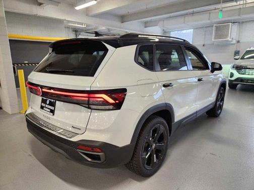 2025 Volkswagen Taos 1.5T SE Black