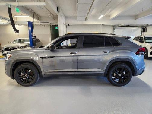2025 Volkswagen Atlas Cross Sport 2.0T SEL R-Line Black