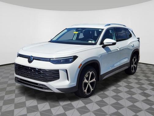 Pure White 2025 Volkswagen Tiguan 2.0T SE