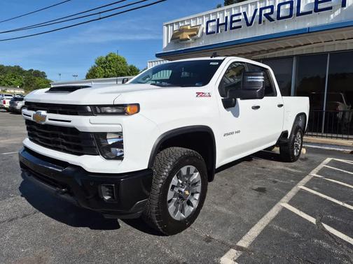 Summit White 2026 Chevrolet Silverado 2500 Custom
