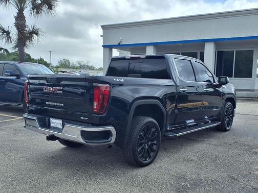 Onyx Black 2022 GMC Sierra 1500 SLT