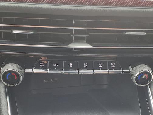 Polar White Tricoat 2026 Chevrolet Traverse RS