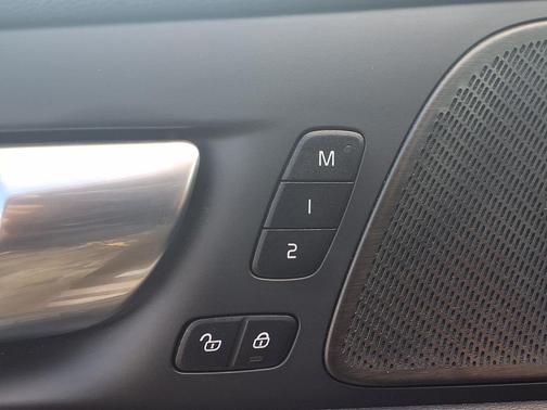 2024 Volvo S60 B5 Plus Dark Theme