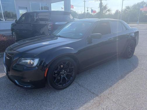 Gloss Black 2019 Chrysler 300 Touring