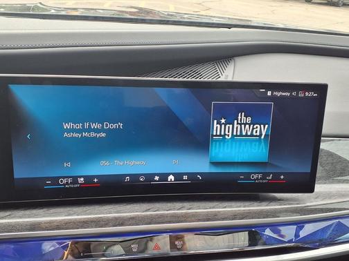 Black Sapphire Metallic 2025 BMW 740 xDrive