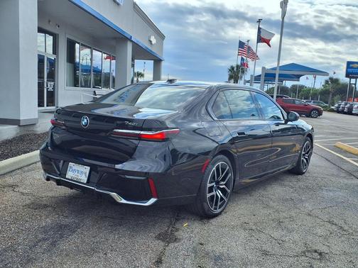 Black Sapphire Metallic 2025 BMW 740 xDrive
