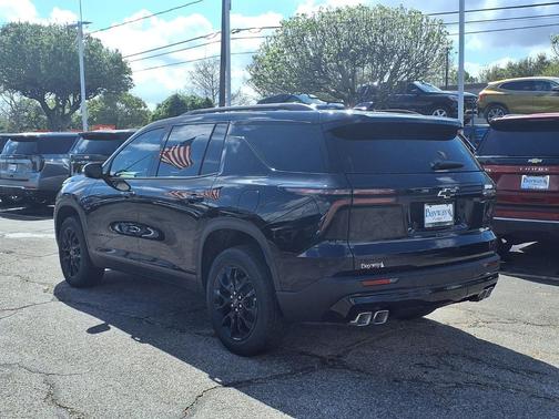 Mosaic Black Metallic 2026 Chevrolet Traverse LT
