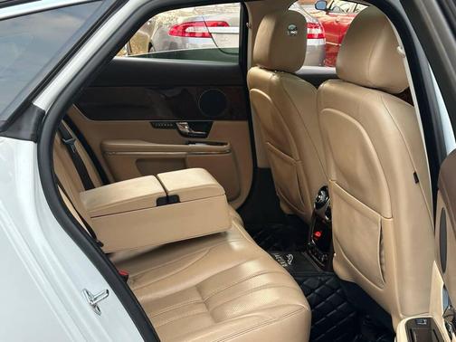 2012 Jaguar XJ Base