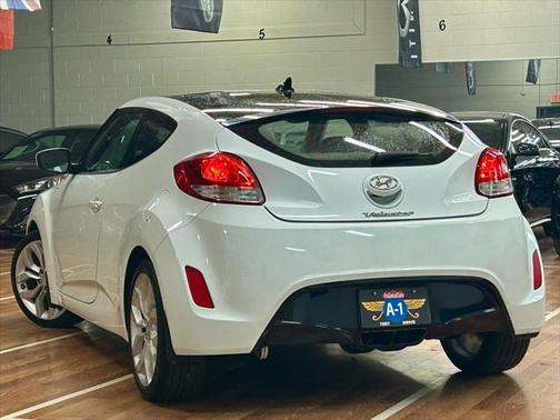 Photo 3 of 30 of 2012 Hyundai Veloster Base