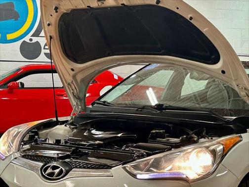 Photo 5 of 30 of 2012 Hyundai Veloster Base