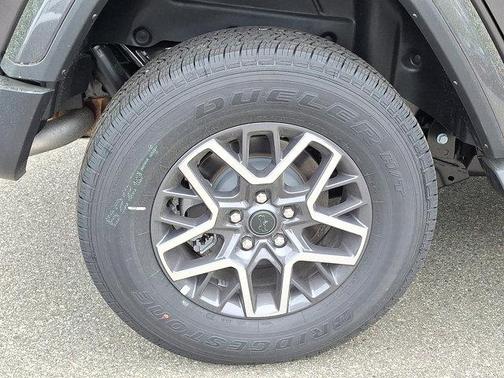Granite Crystal Metallic Clearcoat 2026 Jeep Wrangler 4-Door Sahara 4x4