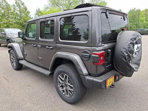 Granite Crystal Metallic Clearcoat 2026 Jeep Wrangler 4-Door Sahara 4x4