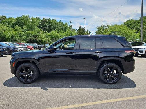 Diamond Black Crystal Pearlcoat 2023 Jeep Grand Cherokee Limited
