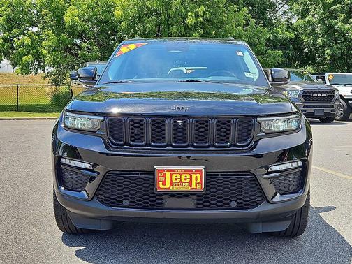 Diamond Black Crystal Pearlcoat 2023 Jeep Grand Cherokee Limited