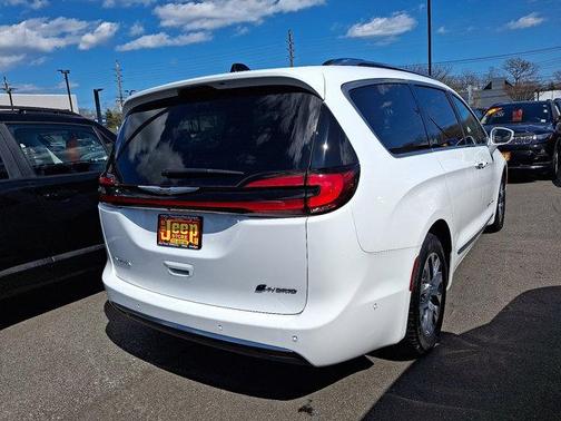 2024 Chrysler Pacifica L