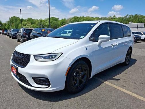 Bright White Clearcoat 2022 Chrysler Pacifica Hybrid Touring L