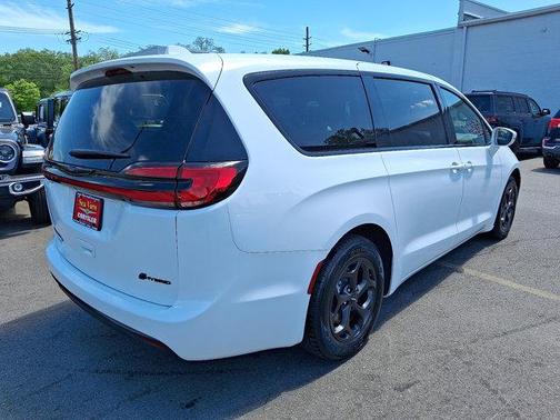 Bright White Clearcoat 2022 Chrysler Pacifica Hybrid Touring L