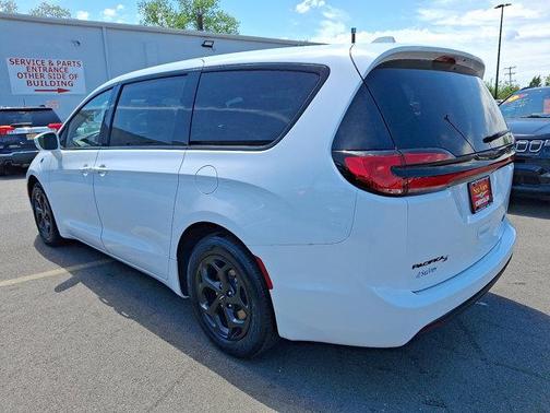 Bright White Clearcoat 2022 Chrysler Pacifica Hybrid Touring L