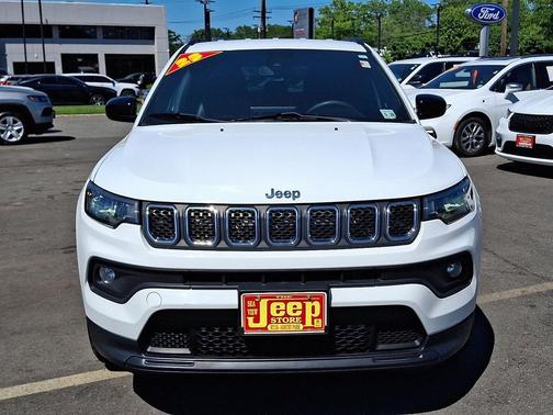 Bright White Clearcoat 2023 Jeep Compass Latitude
