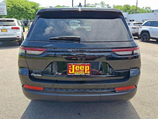 Diamond Black Crystal Pearlcoat 2025 Jeep Grand Cherokee Altitude