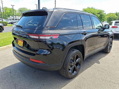 Diamond Black Crystal Pearlcoat 2025 Jeep Grand Cherokee Altitude