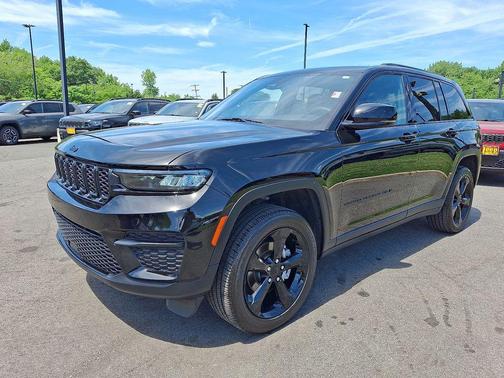 Diamond Black Crystal Pearlcoat 2025 Jeep Grand Cherokee Altitude