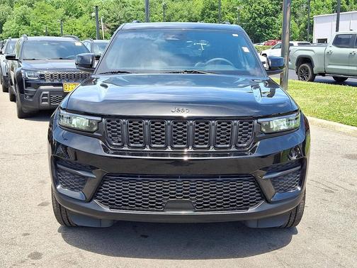 Diamond Black Crystal Pearlcoat 2025 Jeep Grand Cherokee Altitude