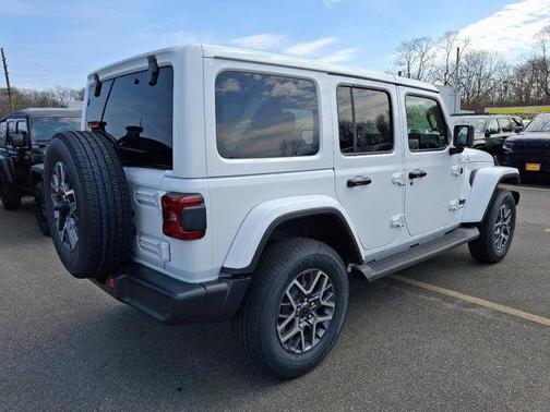 2025 Jeep Wrangler 4-Door Sahara 4x4