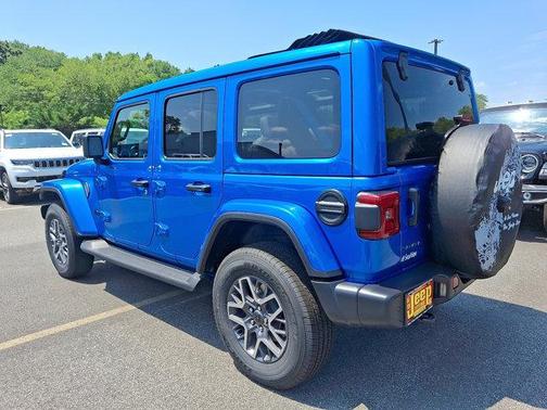 2025 Jeep Wrangler 4-Door Sahara 4x4