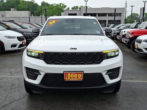 Bright White Clearcoat 2023 Jeep Grand Cherokee Altitude