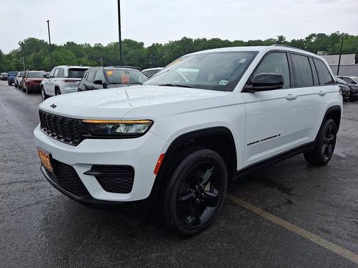 Bright White Clearcoat 2023 Jeep Grand Cherokee Altitude